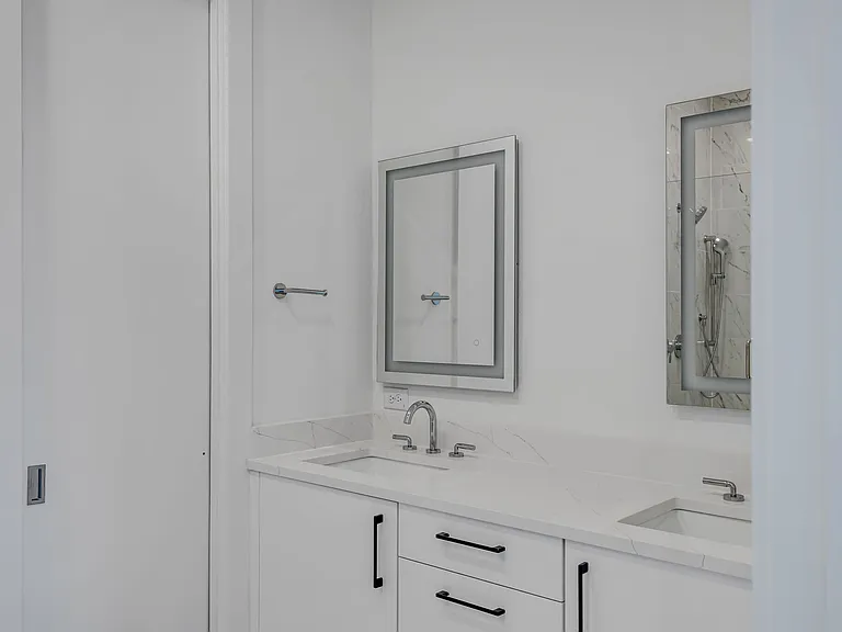 426 W 9th St #108 — Photo 22