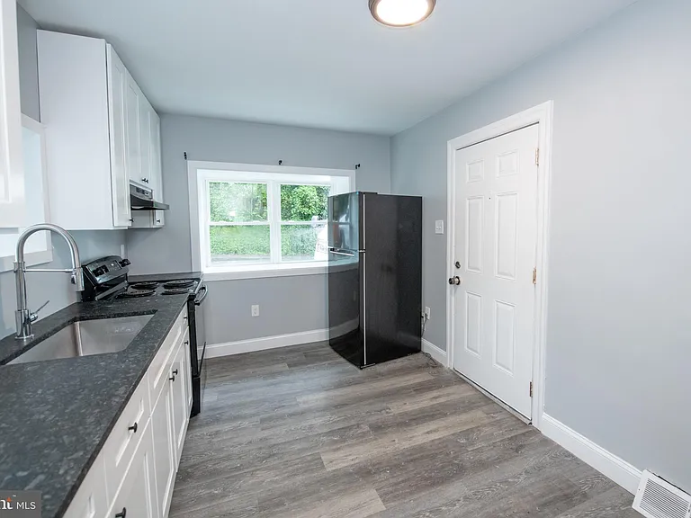225 Old Soldiers Rd #B — Photo 6