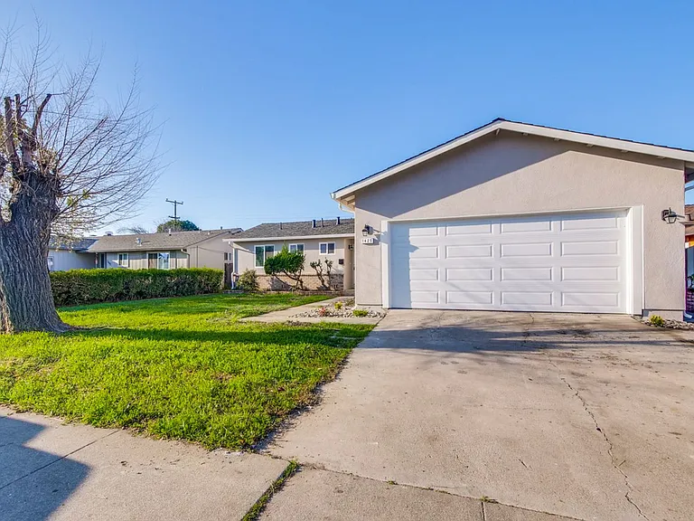 1425 Sunshadow Ln — Photo 3