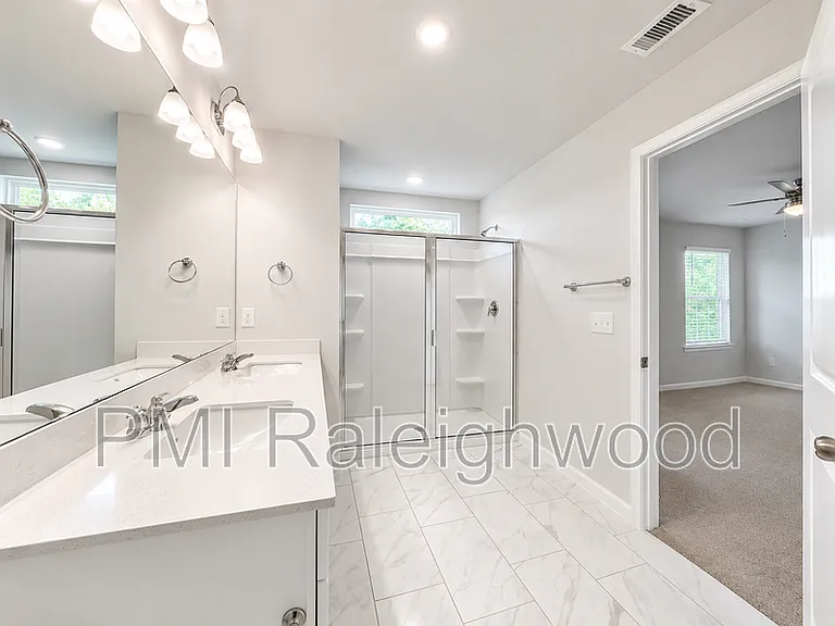 136 Kobus Ct — Photo 17