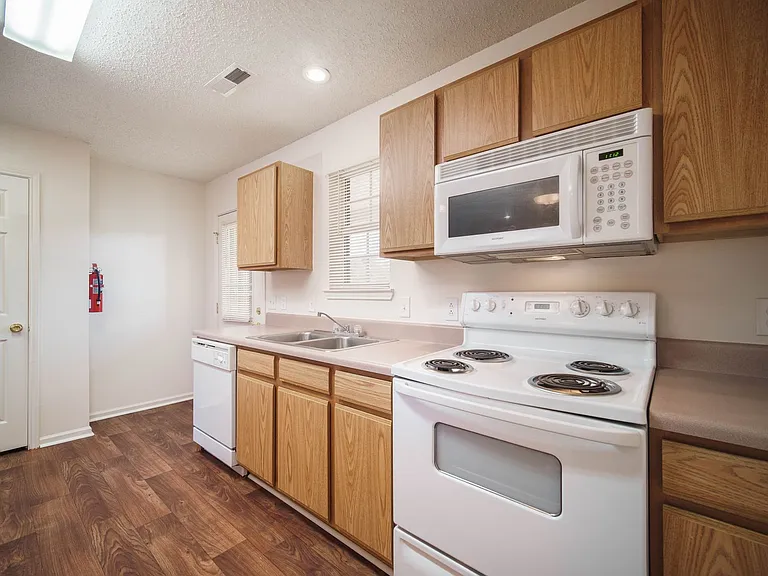 1633 Cobblestone Ln — Photo 5