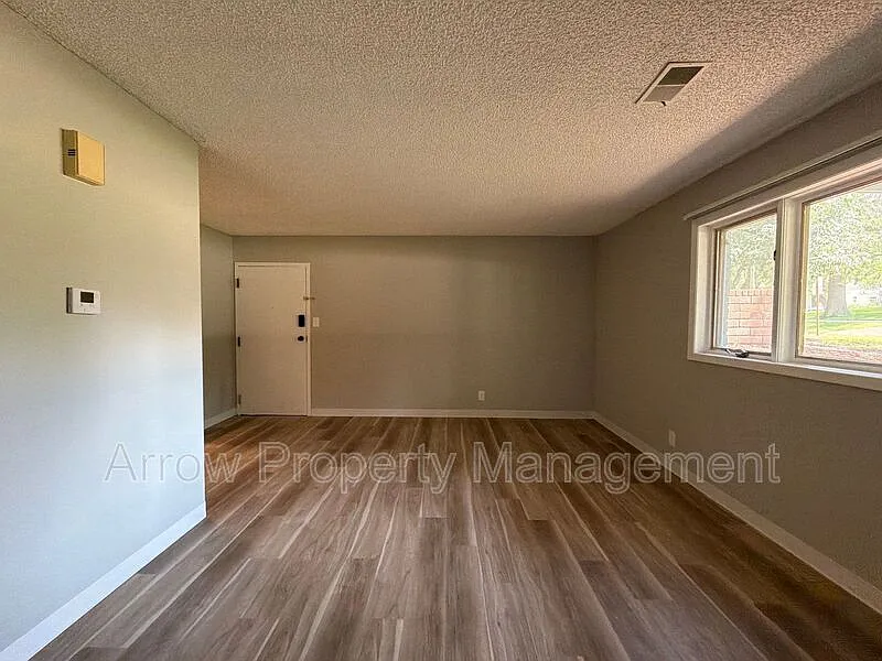2 bed, 1.0 bath, $950 — Photo 4