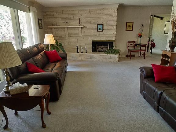 3rd image of 959 W Harmony Dr