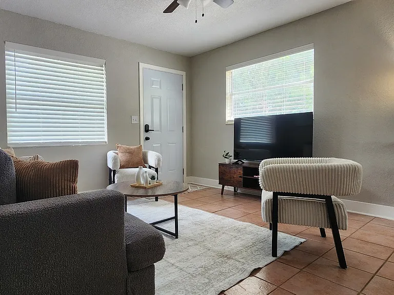137 NE Monroe Cir N — Photo 1