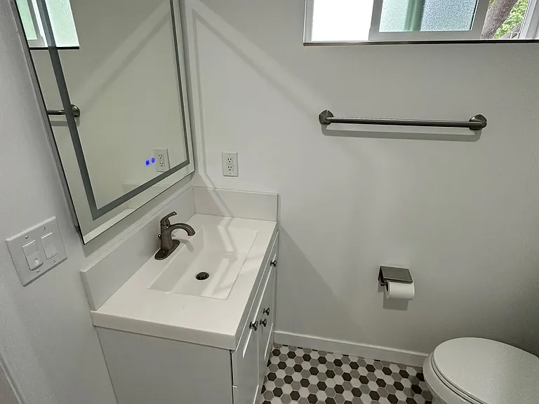 228 E Sycamore Ave — Photo 6