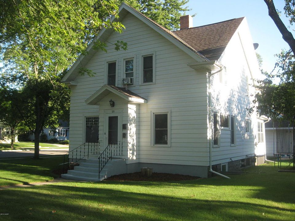 1st image of 221 12th Ave W