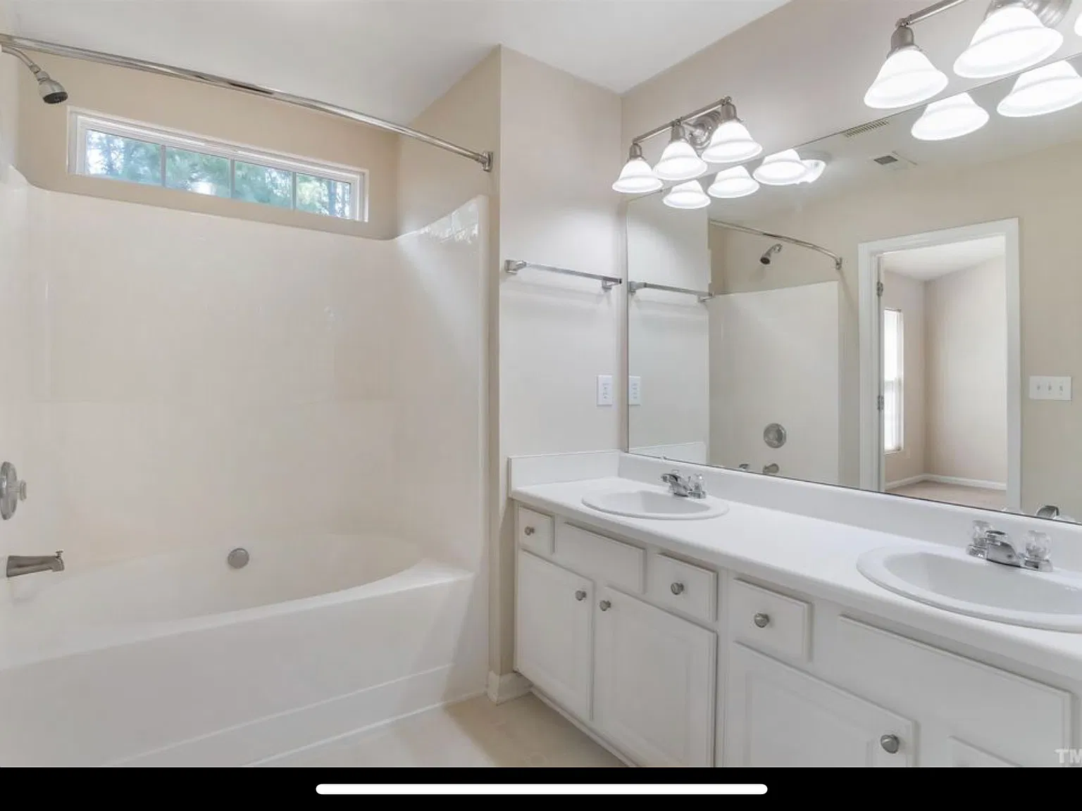 3 bed, 2.5 bath, 1583 sqft, $1,900 — Photo 3