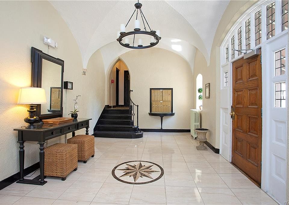 2nd image of 26 Pondfield Rd W APT 2F