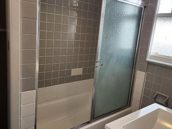 5th image of 668 Clarkson Ave #1R