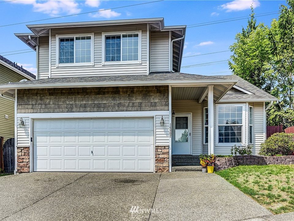 Spacious Kingsridge Home ~ Excellent Home Design with Great 'Flow' ~ Impressive Space ~ Wonderful Opportunity ~ Well-priced! 