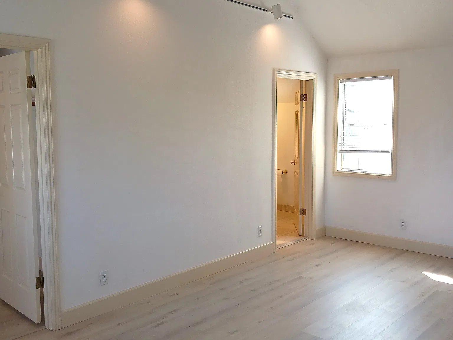 3 bed, 2.5 bath, 1650 sqft, $5,395 — Photo 2