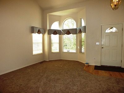 Bay window/living -dining