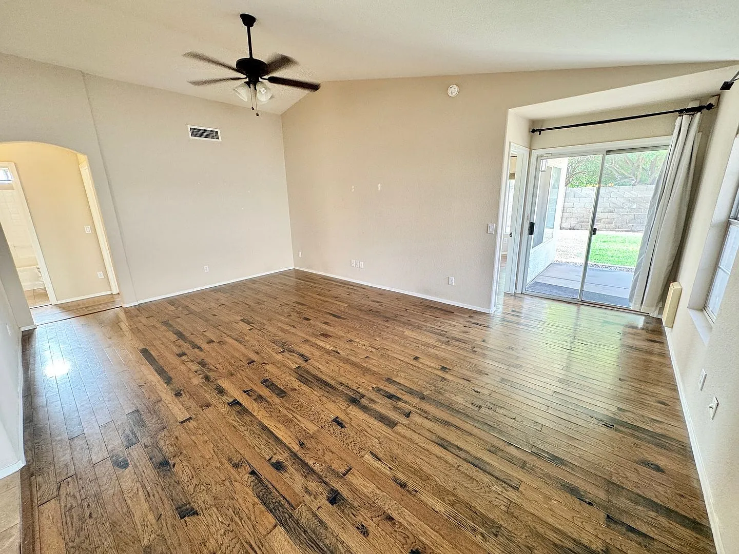 Beautiful 3 bed/2 bath home with tons of upgrades in Gilbert! Close to downtown! — Photo 4