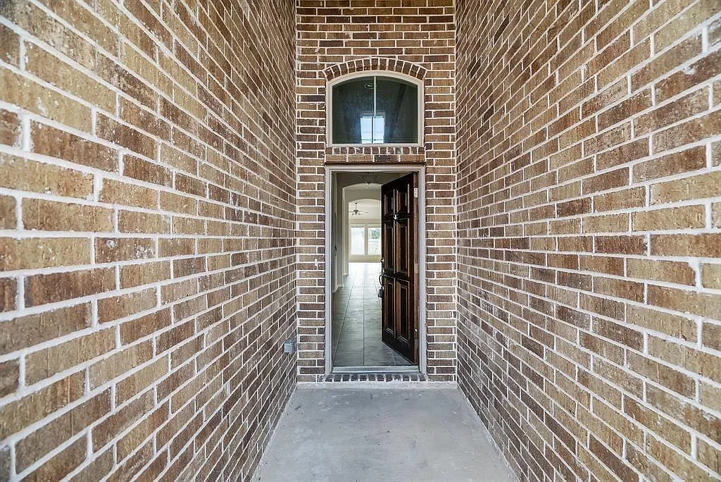 3 bed, 2.5 bath, 2376 sqft, $2,300 — Photo 2