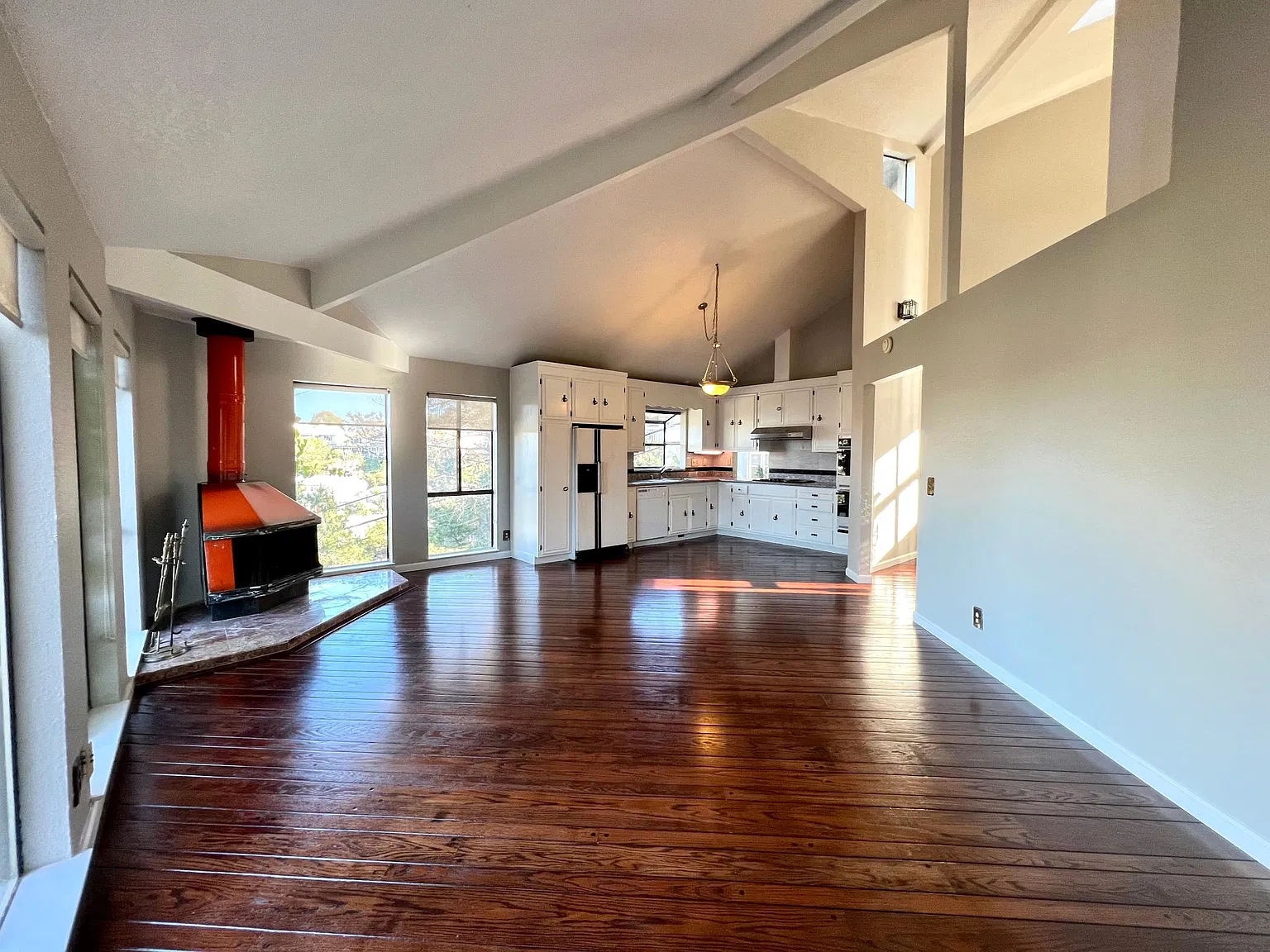 4 bed, 3.5 bath, 2570 sqft, $6,088 — Photo 4