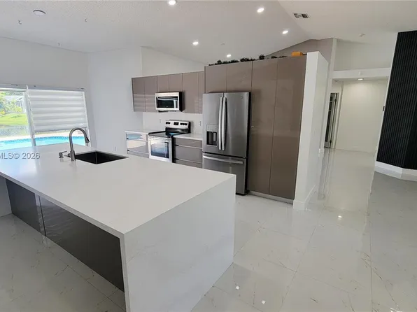 1421 SW 104th Ave, Pembroke Pines, FL 33025