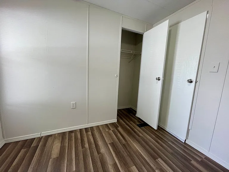 12410 Phillips Ln — Photo 12