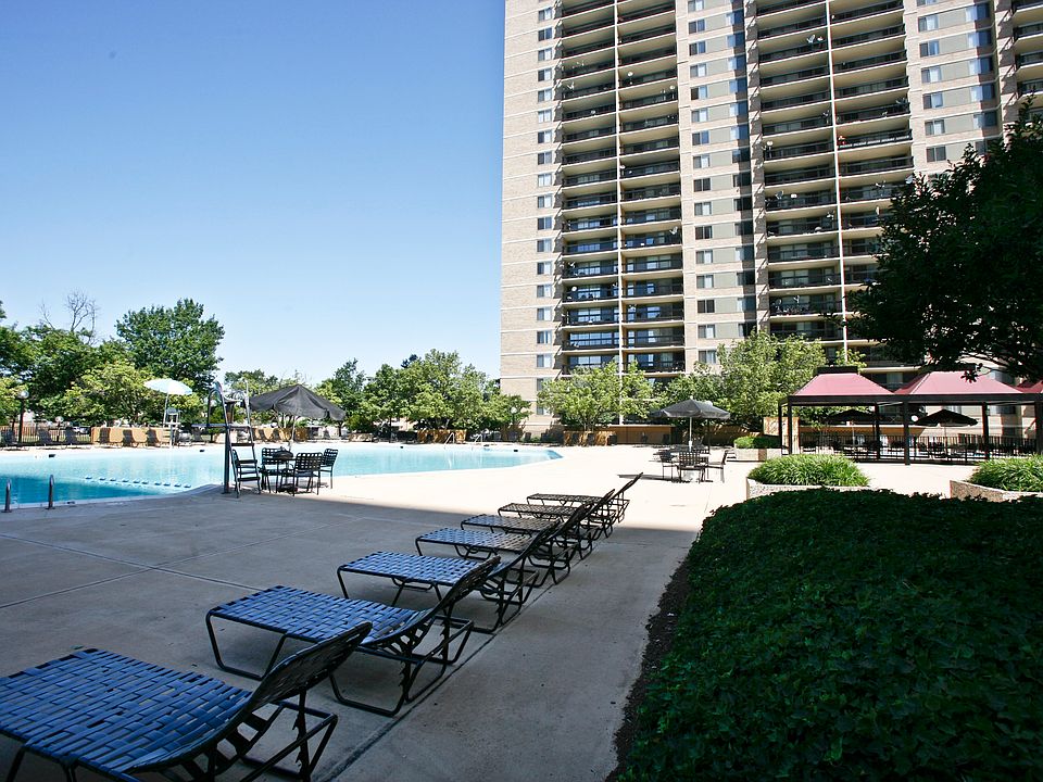 Skyline Towers - Pool Lounge Deck