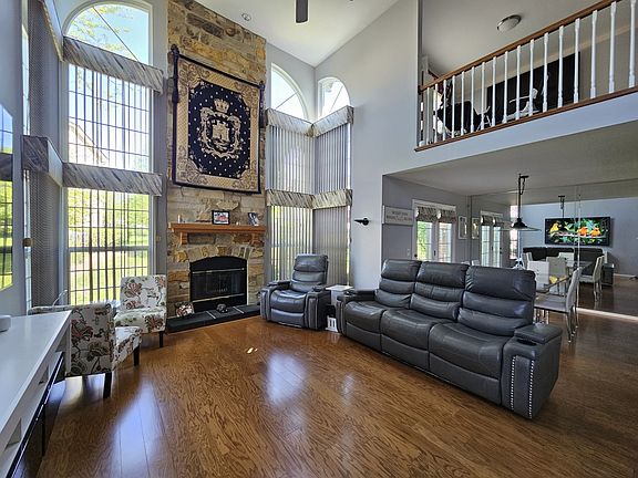 5th image of 107 Thistle Ct