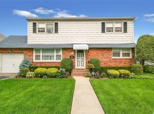 41 Dean St, Hicksville, NY 11801