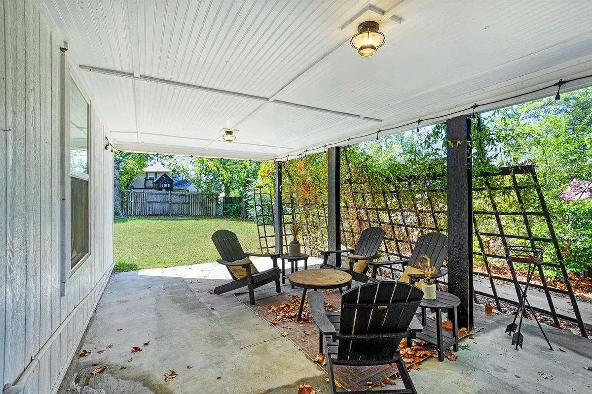 3 bed, 1.0 bath, 1239 sqft, $1,300 — Photo 3