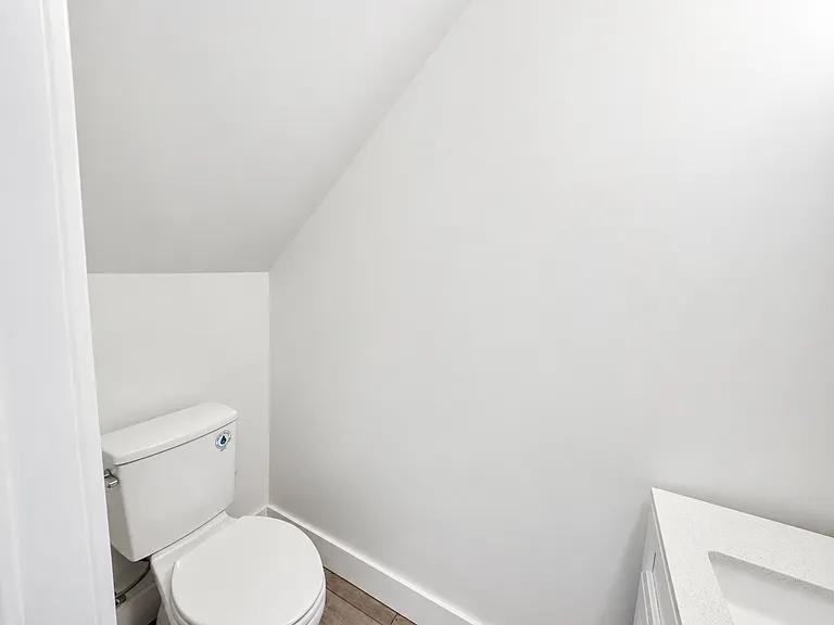 482 King William St — Photo 11