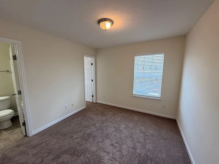 6021 Cullen Dr — Photo 11