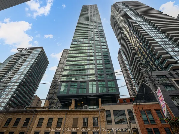 327 King St W, Toronto, ON