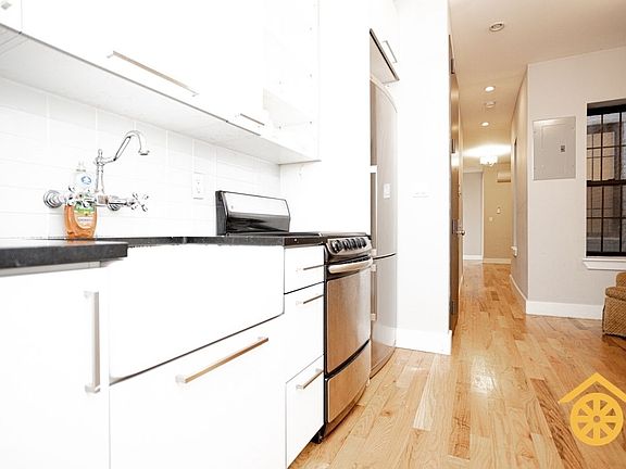 4th image of 209 Irving Ave APT 4