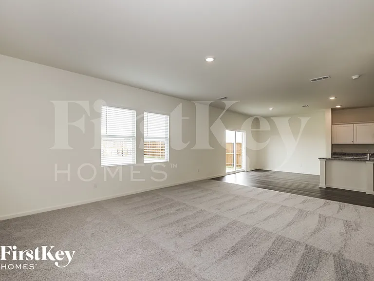 1822 Sandlin Dr — Photo 3