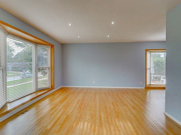 4th image of 440 Leahy Cir