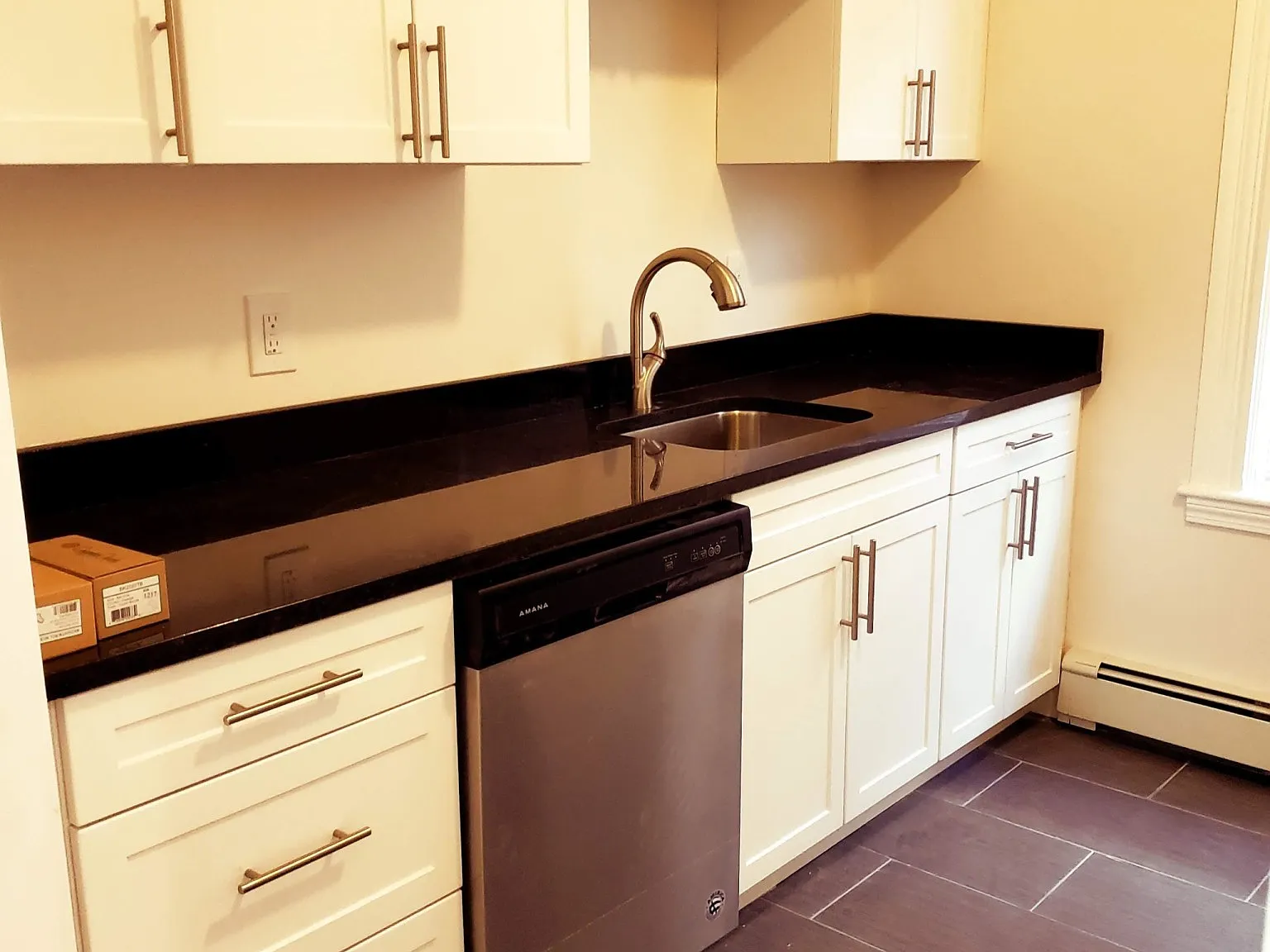 4 bed, 1.0 bath, 1200 sqft, $4,400 — Photo 3