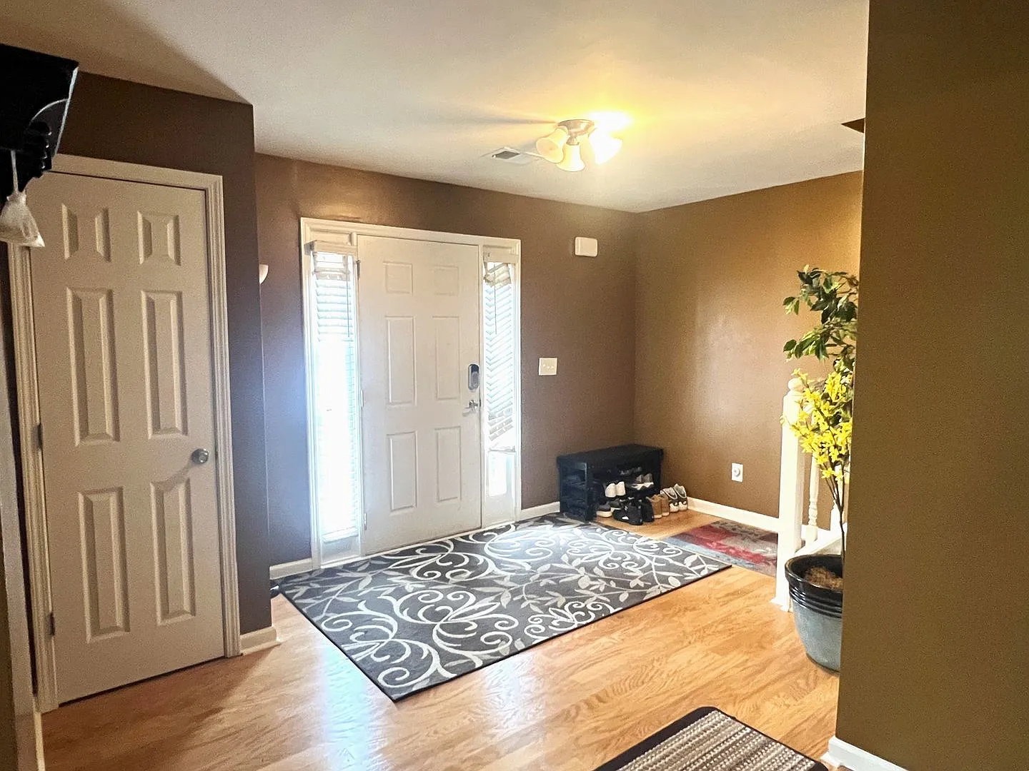 Spacious 4BD/2.5B Home in Hampton — Photo 3