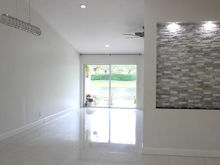 1590 Orion Ln — Photo 3