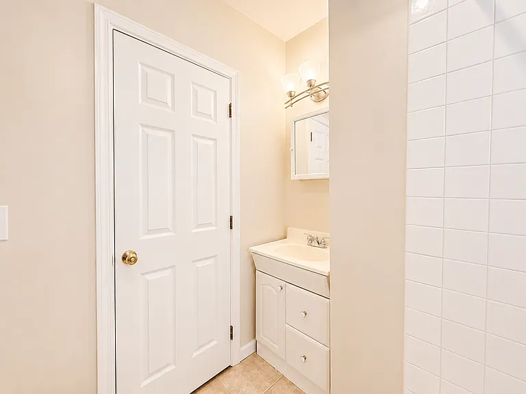 Davis Place Apartments — Photo 18