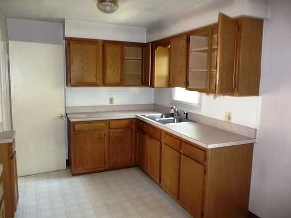 3rd image of 15102 Bartlett Ave