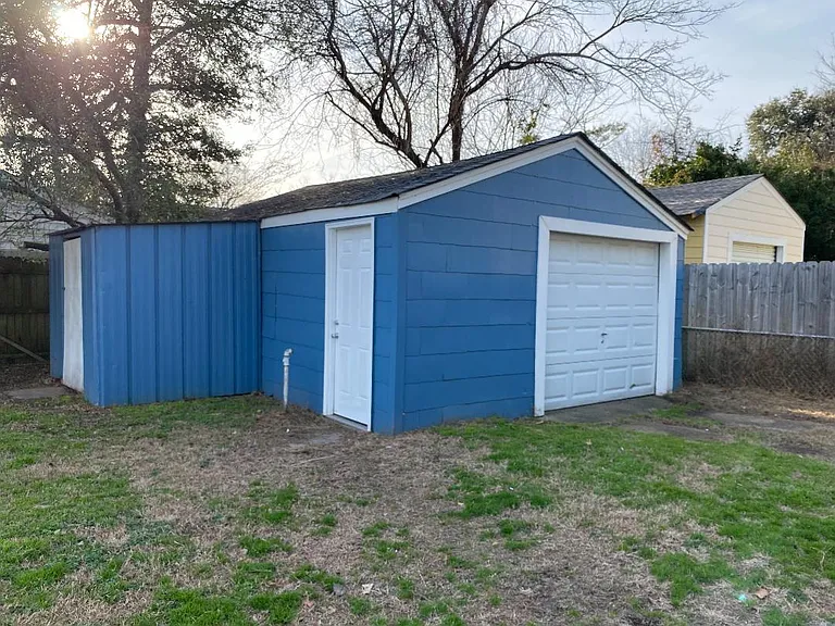 1537 Kingston Ave — Photo 10