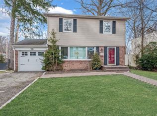 113 Colonial Rd, Great Neck, NY 11021