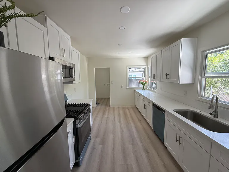 7725 Owensmouth Ave — Photo 8