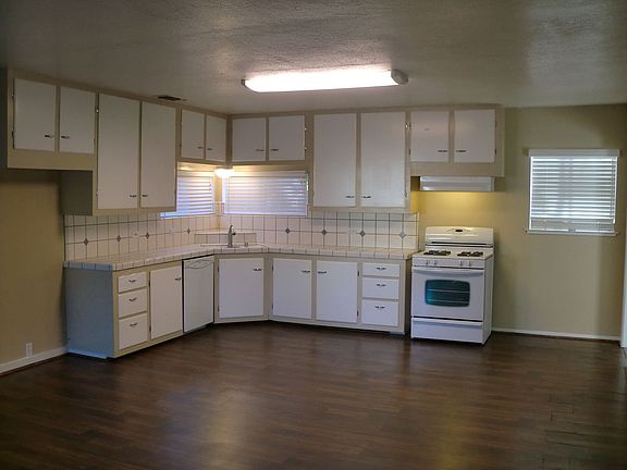 Big Kitchen with Maytag appliances & tile