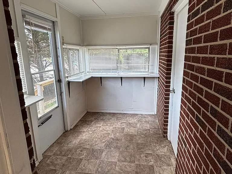 1801 W Meadowview Rd — Photo 8