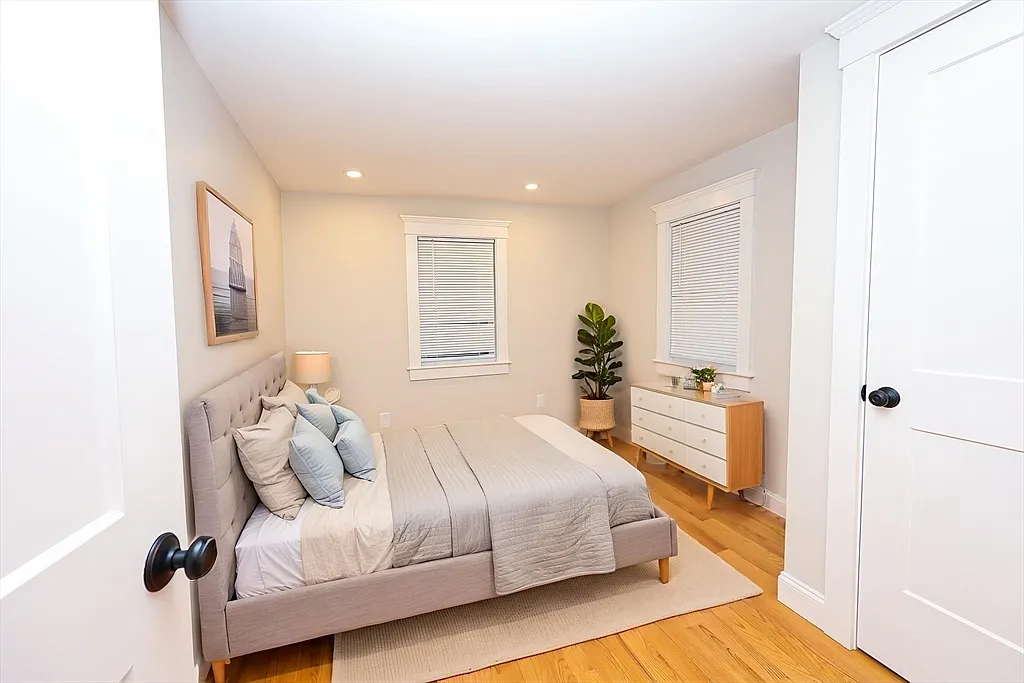 3 bed, 1.0 bath, 728 sqft, $2,950 — Photo 4