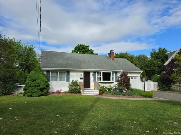 17 Barteau Avenue, Blue Point, NY 11715