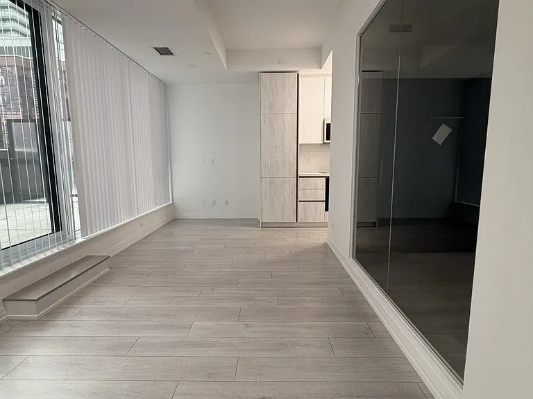 400 King St W #812 — Photo 8