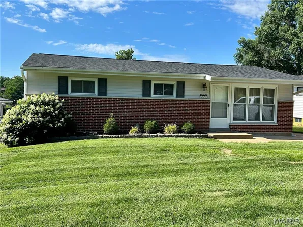 612 Acorn Dr, Saint Louis, MO 63126