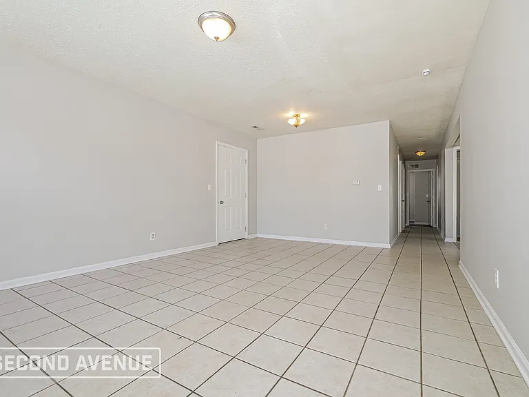 2833 Kensington Ave — Photo 3