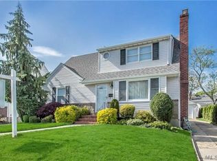 33 Daley St, New Hyde Park, NY 11040