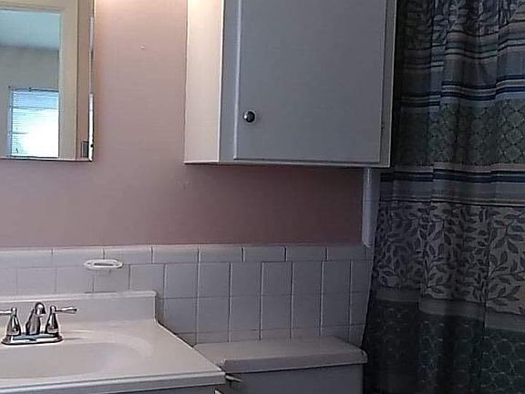 4th image of 1407 Hillcrest Dr