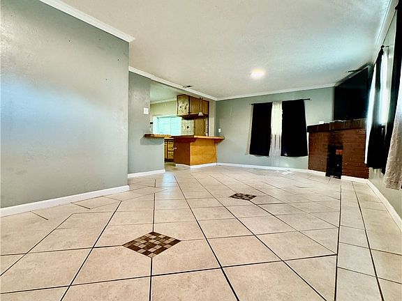 4th image of 100 Steele St
