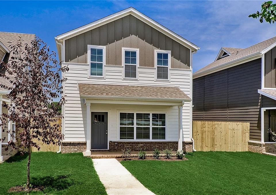 1st image of 207 Carrington Ave